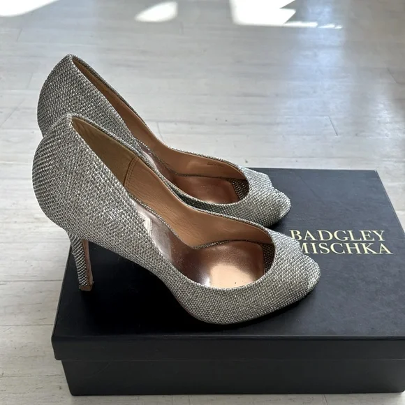 BADGLEY MISCHKA Jossie heels size US 6.5 silver metallic/tan & leather inside - Picture 4 of 15